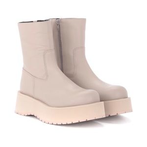 Paloma Barcelo tan boots